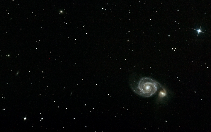 M51-01-05-2008 -I.jpg -       GALAXIA DEL REMOLINO (M51) Y VECINAS      * Fecha:   02-05-2008     * Lugar:      Ba�os de Montemayor (C�ceres)        * Telescopio:   Celestron C6-N 150/750     * Montura:   CG5-GT     * C�mara:   Canon EOS 400D sin modificar     * M�todo:   Foco primario. Seguimiento con Orion StarShoot Autoguider sobre refractor 80 mm (f.11)     * Procesado:   5 fotos de 300s. ISO 400. Procesadas con IRIS y Photoshop.     * Visibilidad:   Buena         Calibrado de monitor - Si esta bien calibrado deber� diferenciar todas las cajas grises   